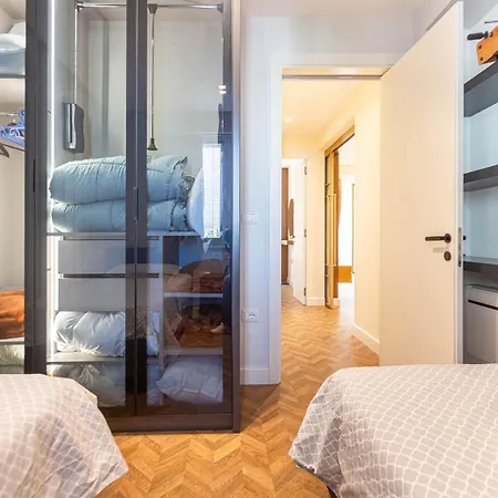 Center Fame House 地拉那