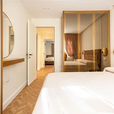 Center Fame House 地拉那